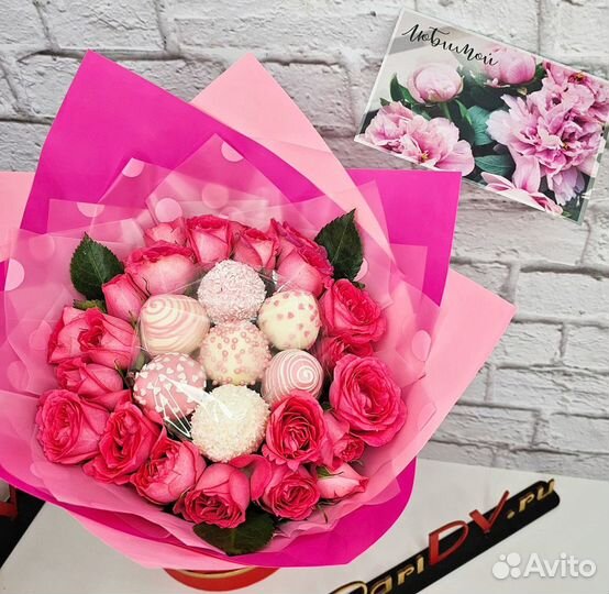 Клубничный букет в белом шоколаде с кустовыми роза