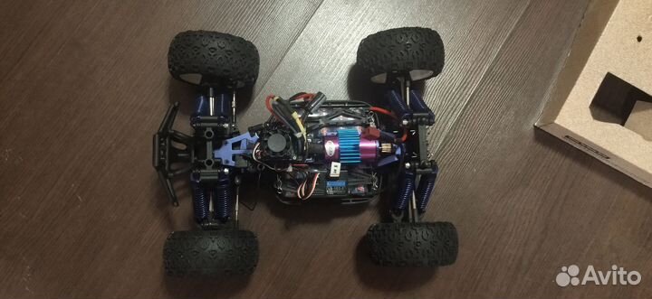 Машинка на радиоуправлении внедорожник