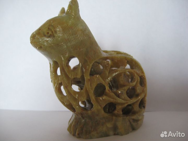 Статуэтка из резного камня