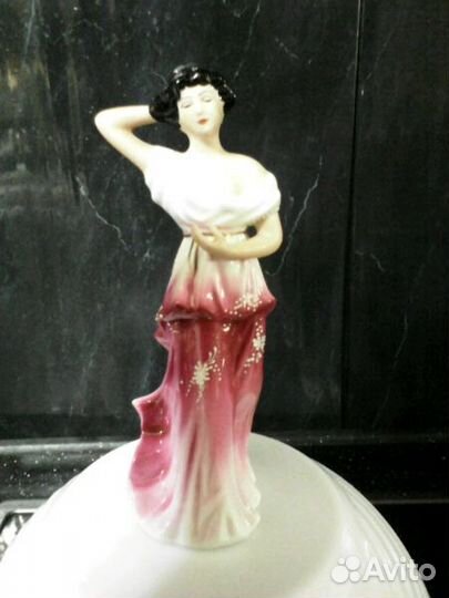 Статуэтка из костяного фарфора