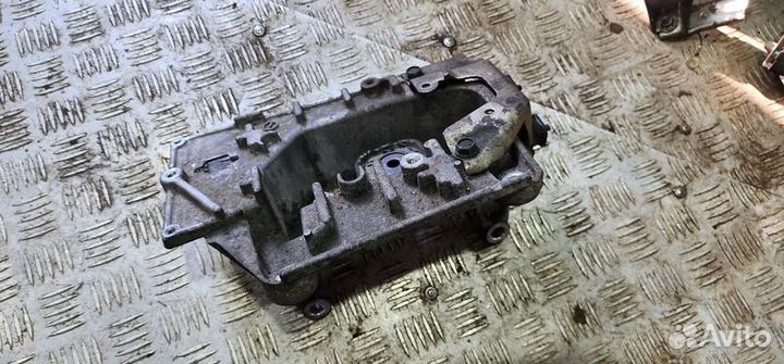 Кронштейн опоры МКПП Nissan Juke F15