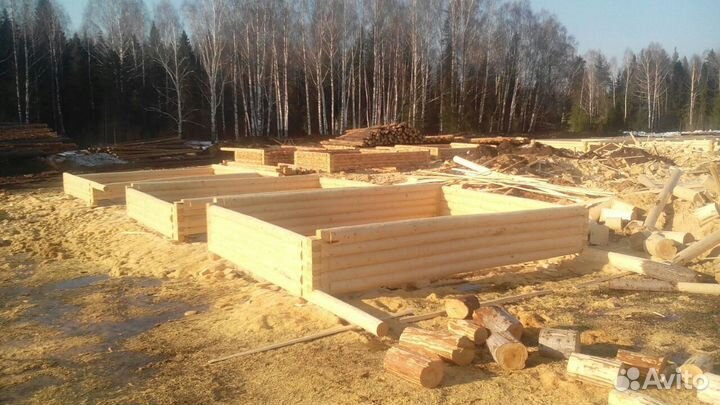 Сруб дома баня из зимнего леса