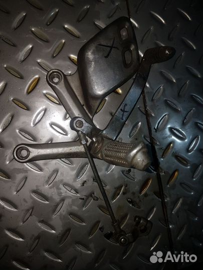 Подножка водителя передачь Suzuki bandit gsf400