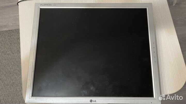 Монитор LG L1918S