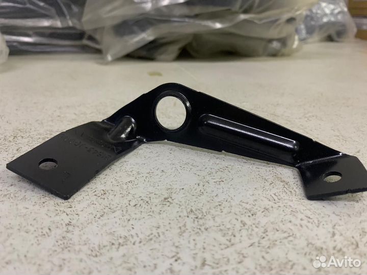 Кронштейн крепления радиатора 21543JD000 HR16DE