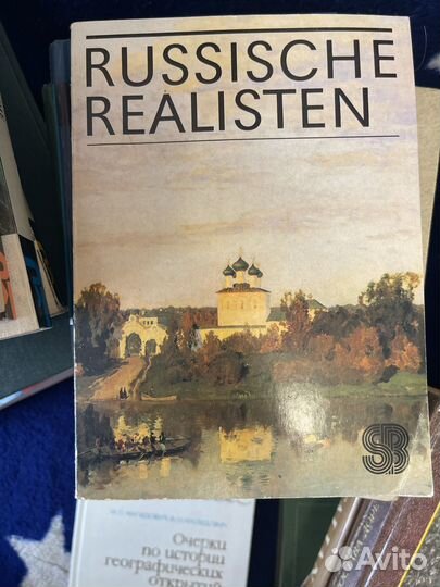 Книги очень много
