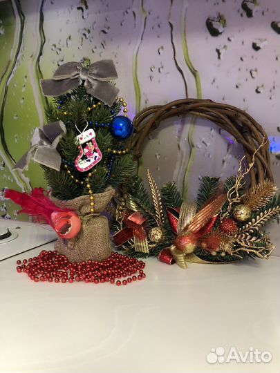 Ёлка искусственная,венок новогодний, шары
