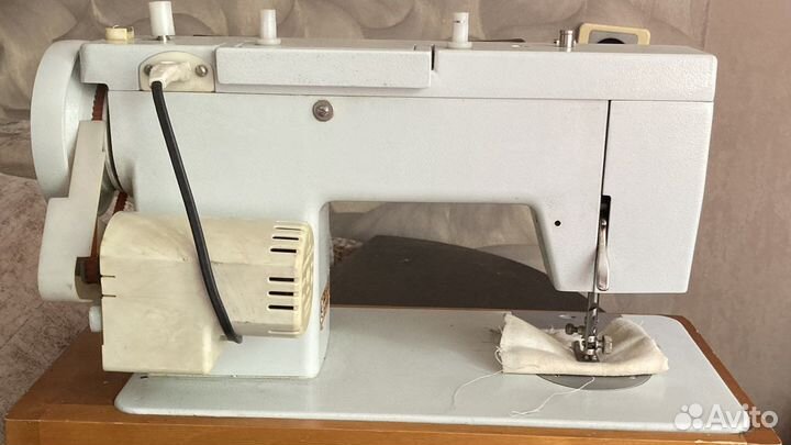 Электрическая швейная машина Чайка, 144A