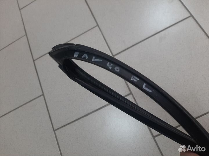 Уплотнитель стекла двери передний левый RAV4 40