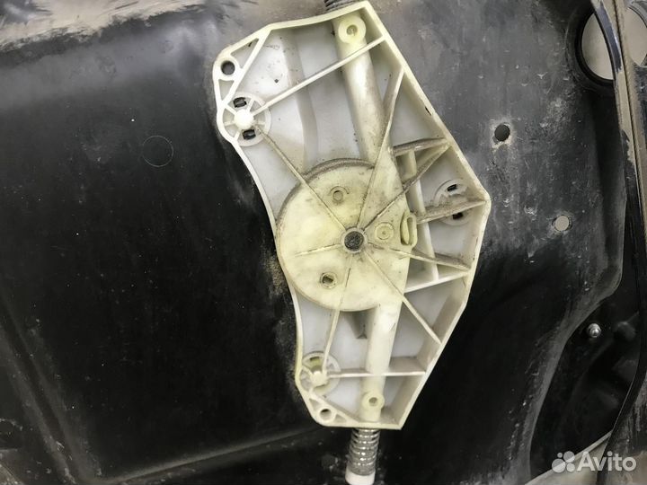 Стеклоподъемник электр. передний правый Passat B6 2005-2010