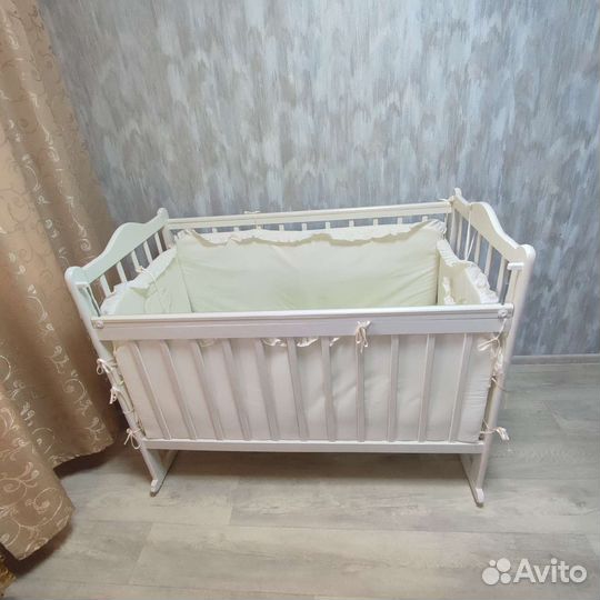 Детская кроватка с маятником