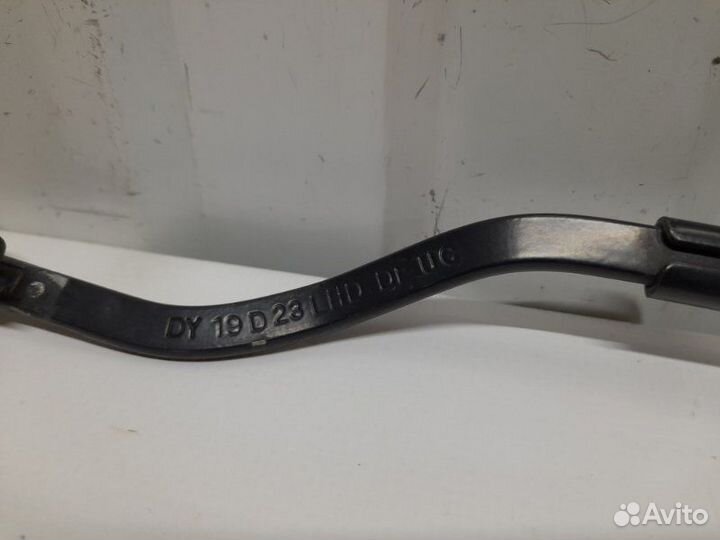 Поводок стеклоочистителя передний левый передний