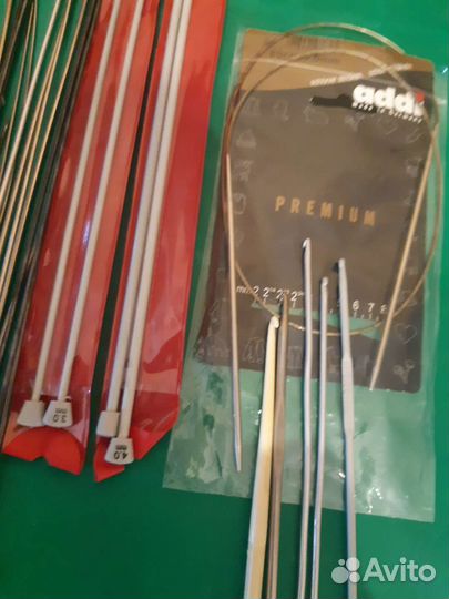 Для вязания спицы, крючки разные