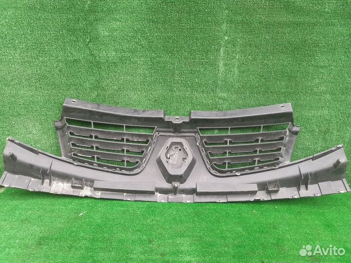 Решетка радиатора Renault Trafic