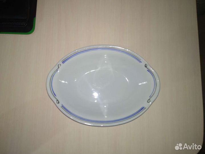 Тарелки и салатник с синим ободком