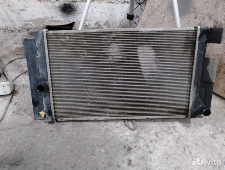 Радиатор охлаждения двигателя Тойота аурис 150