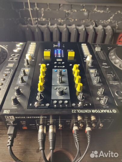 Native instruments traktor Z2