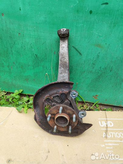 Кулак поворотный левый Lexus IS 250