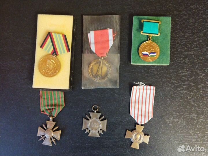 Медали и знаки разных стран