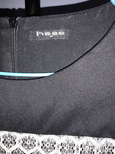 Симпатичное темно-синее платье с гипюром haas (Таи