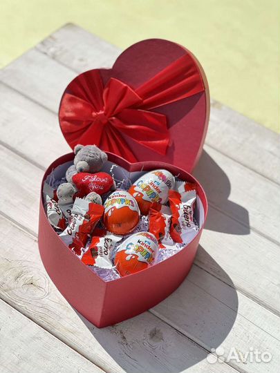 Бокс сердце с киндерами и мишкой тедди