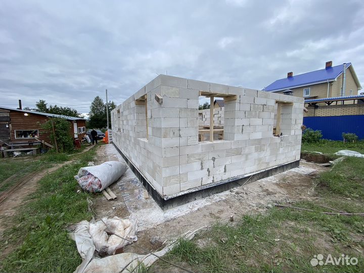 Строительная бригада, кладка блоков