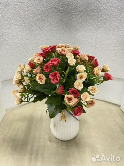 Искусственные цветы в вазе