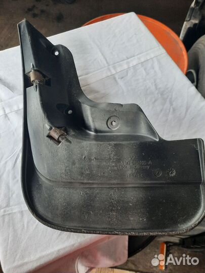 Продам задний брызговик VAG