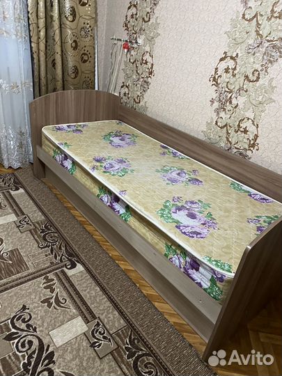 Продам кровать с матрасом полуторка