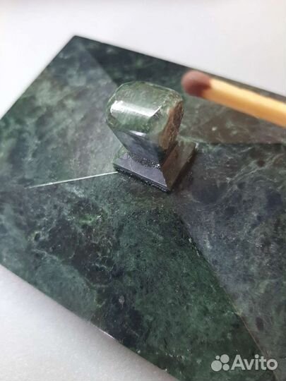 Шкатулка из змеевика