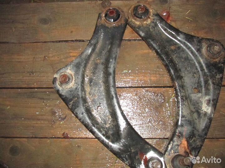 Рычаг передней подвески Nissan Leaf правый,левый