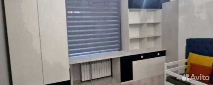 Детская рабочая зона у окна