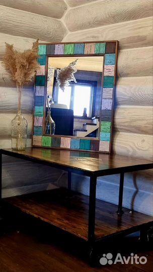 Зеркало в деревянной раме