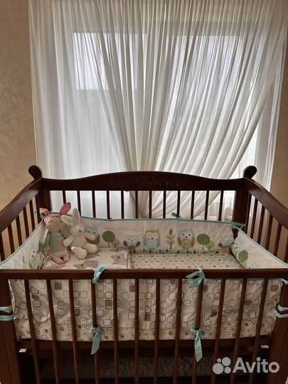Детская кроватка с маятником и матрасом