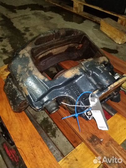 Суппорт левый в сборе 22.5 / TGX