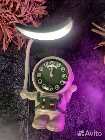 Светильник-часы космонавт