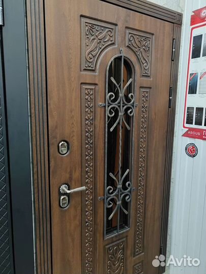 Входная уличная дверь с окном и ковкой 