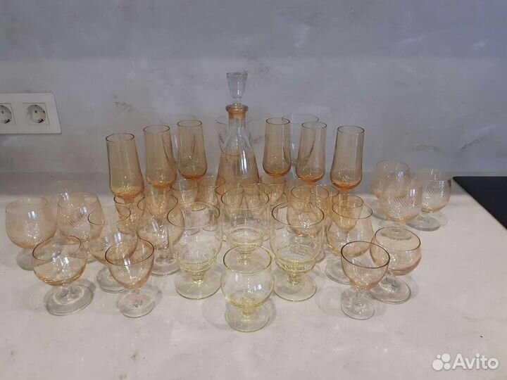 Графин с рюмками СССР бежевого цвета