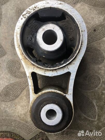 Нижняя подушка Mazda CX-7 2.5