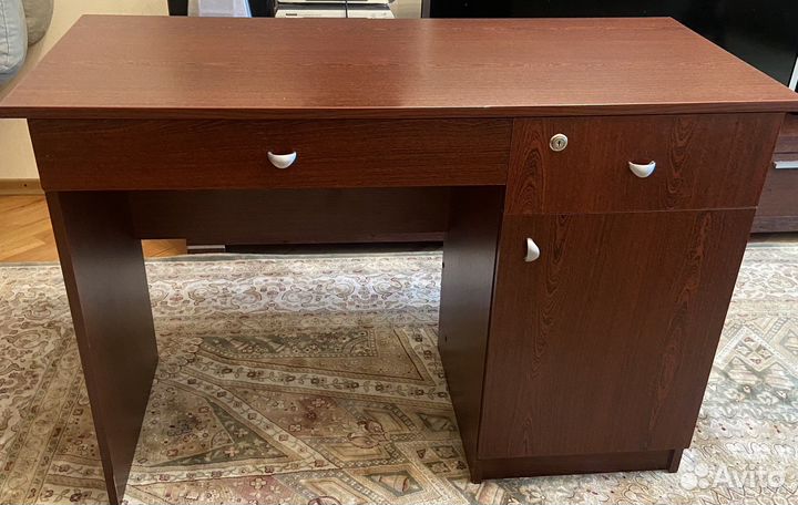 В отличном состоянии компьютерный стол