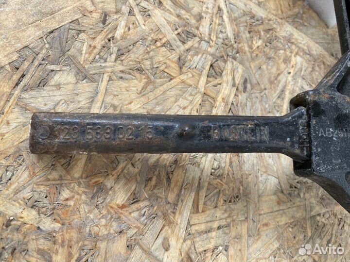 Оригинальный домкрат Mercedes W123