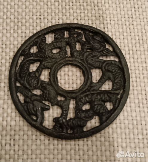 Монетовидный амулет