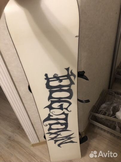 Сноуборд с ботинками и креплением