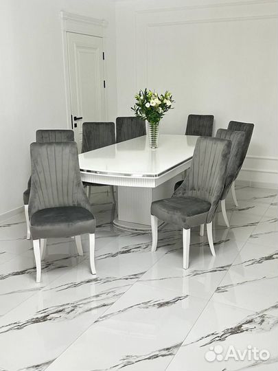 Кухонный стол и стулья новые