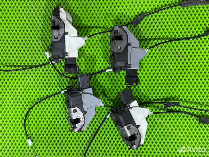 Замок двери правой левой Peugeot 308 1.6 2009