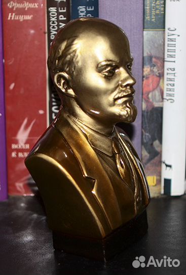 Тонированный под бронзу гипсовый бюст В. И. Ленина