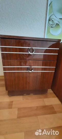 Тумбочка прикроватная