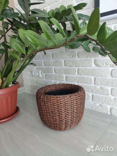Кашпо из искусственного ротанга