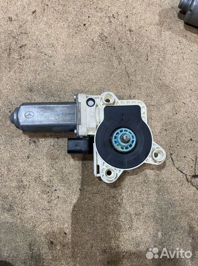 Моторчик стеклоподъемника задний правый Mercedes