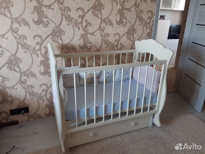 Детская кроватка с маятником